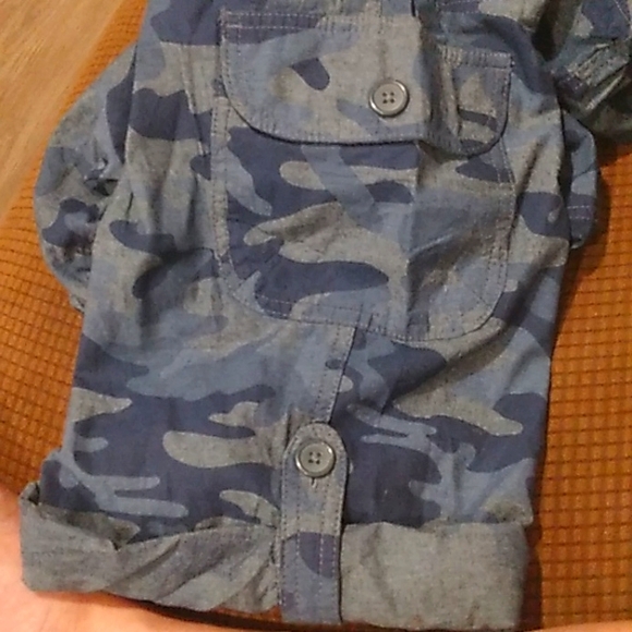 Blue camo convertible capri/bermuda shorts - Picture 5 of 6